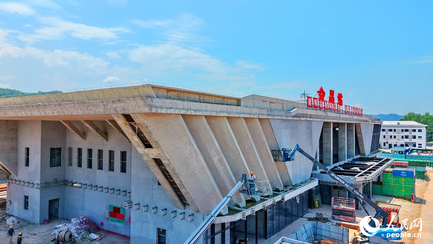 瑞梅铁路会昌站施工现场，工人在有序推进站房工程项目和配套设施安装。人民网记者 朱海鹏摄
