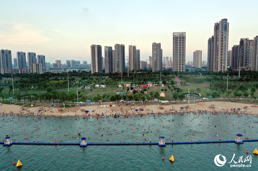 立秋当日，市民们在南昌县七星湾天然泳场戏水纳凉。人民网记者 时雨摄