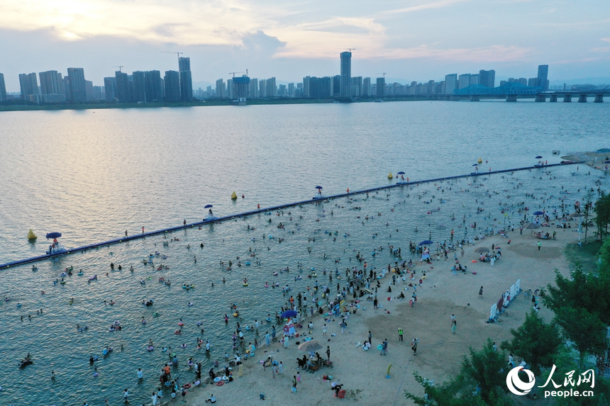 立秋当日，市民们在南昌县七星湾天然泳场戏水纳凉。人民网记者 时雨摄