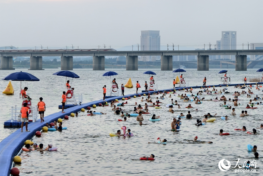 立秋当日，市民们在南昌县七星湾天然泳场戏水纳凉。人民网记者 时雨摄