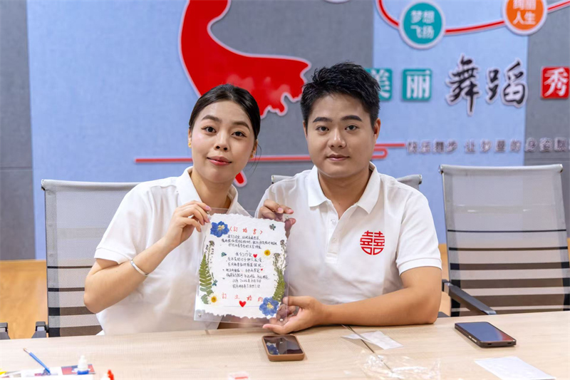 新人展示订婚书。欧阳锦淇摄