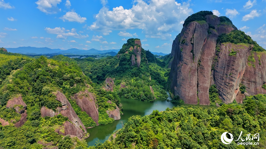 会昌县筠门岭镇羊子岩水库周边，碧水蓝天与逶迤群山、葱郁树木相映如画。人民网记者 朱海鹏摄