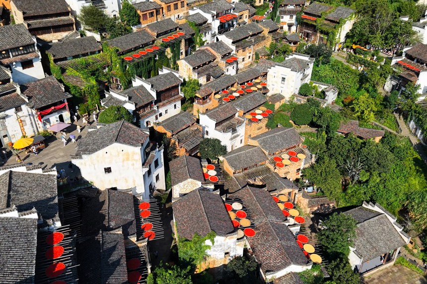 上饶市婺源县篁岭村，村民们把收获的农作物摆放出来晾晒。许帅摄