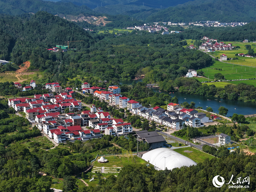 江西省靖安縣華坊村一帶，村居與田園鑲嵌在青山綠水間，美如畫卷。人民網記者 毛思遠攝