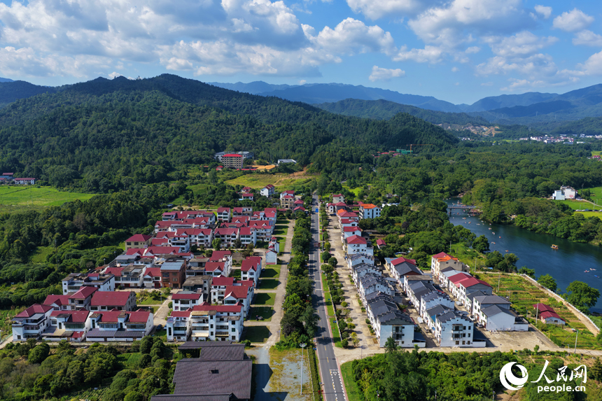 江西省靖安县华坊村一带，村居与田园镶嵌在青山绿水间，美如画卷。人民网记者 毛思远摄