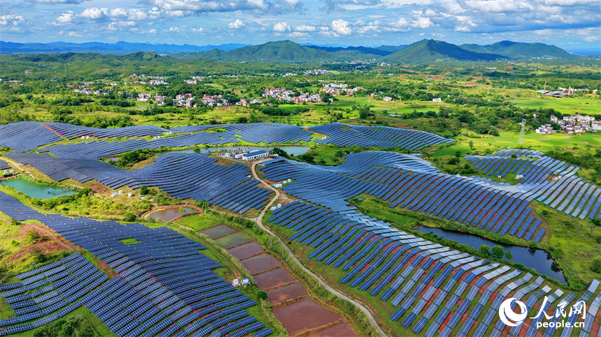 信豐縣正平鎮的農光互補光伏發電基地，鱗次櫛比的太陽能光伏板與綿延青山、廣袤沃野相映成景，美不勝收。人民網記者 朱海鵬攝