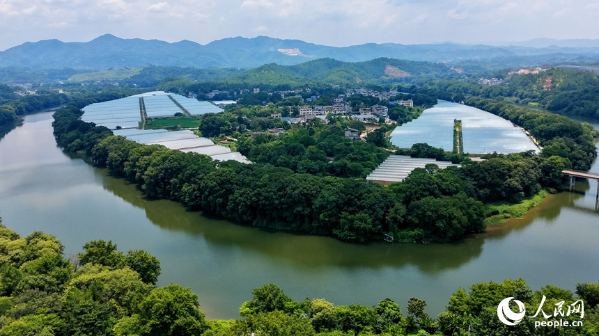 蜿蜒的河道水量充沛，與鱗次櫛比的蔬菜大棚、村庄房舍相互映襯，構成一幅水潤田疇的和美鄉村畫卷。人民網記者 朱海鵬攝