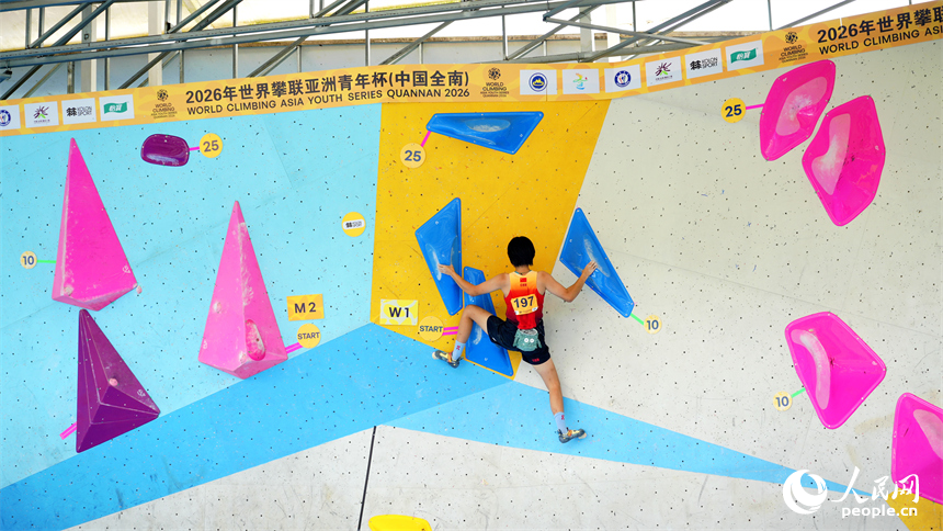 U17攀石預賽現場，選手在岩壁上角逐競技。人民網 龍楚良攝