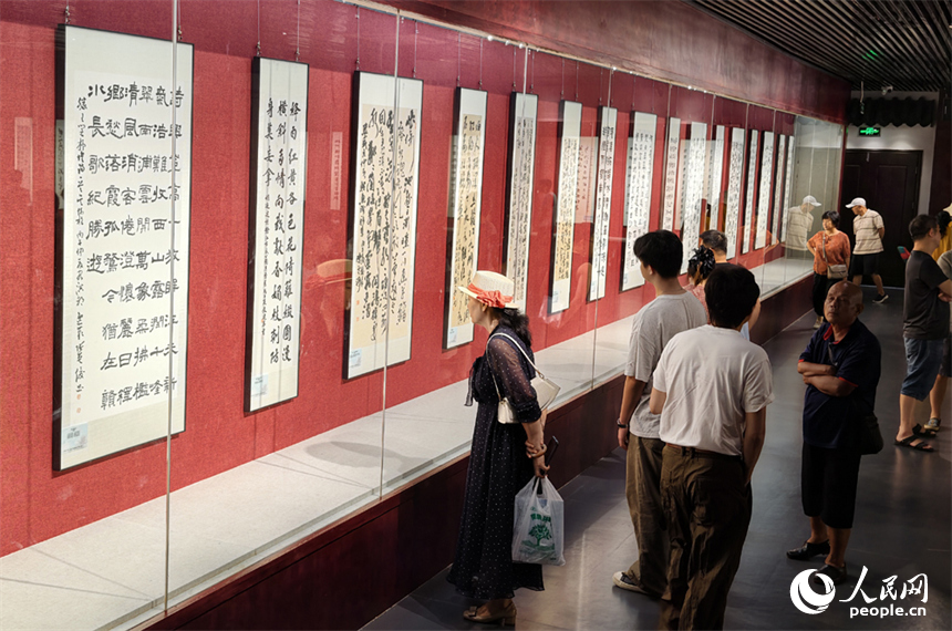 美丽南昌生态文艺作品展在南昌画院开幕，观众参观展出的作品。黄菲摄