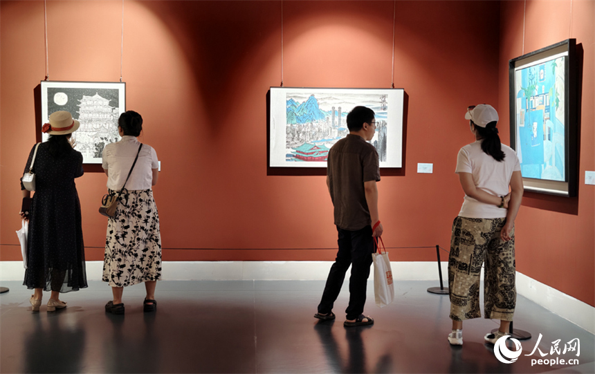 美丽南昌生态文艺作品展在南昌画院开幕，观众参观展出的作品。黄菲摄