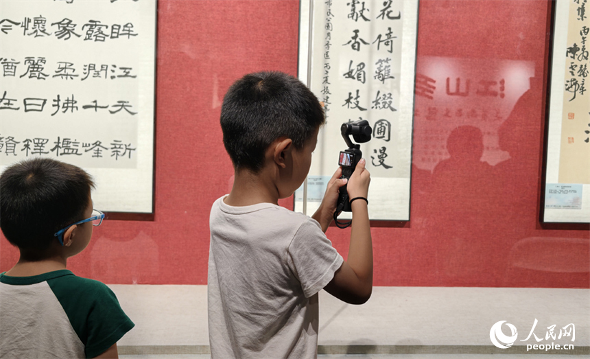 美丽南昌生态文艺作品展在南昌画院开幕，观众参观展出的作品。黄菲摄
