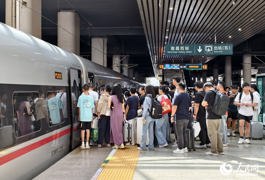 随着暑期渐入尾声，南昌西站迎来出行客流高峰。人民网记者 时雨摄
