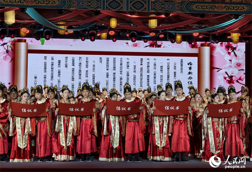2026年江西省“我们的节日·七夕”主题文化活动在江西鹰潭龙虎山举行，77对新人参加中式集体婚典。人民网记者 时雨摄