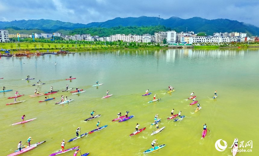 200余名槳板運動愛好者齊聚“贛州小漓江”景區踏浪競技。人民網記者 朱海鵬攝