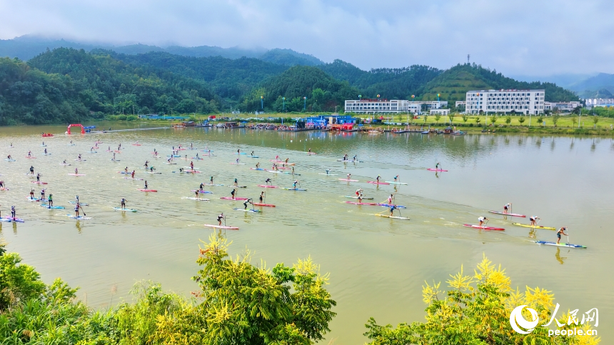 200余名槳板運動愛好者齊聚“贛州小漓江”景區踏浪競技。人民網記者 朱海鵬攝
