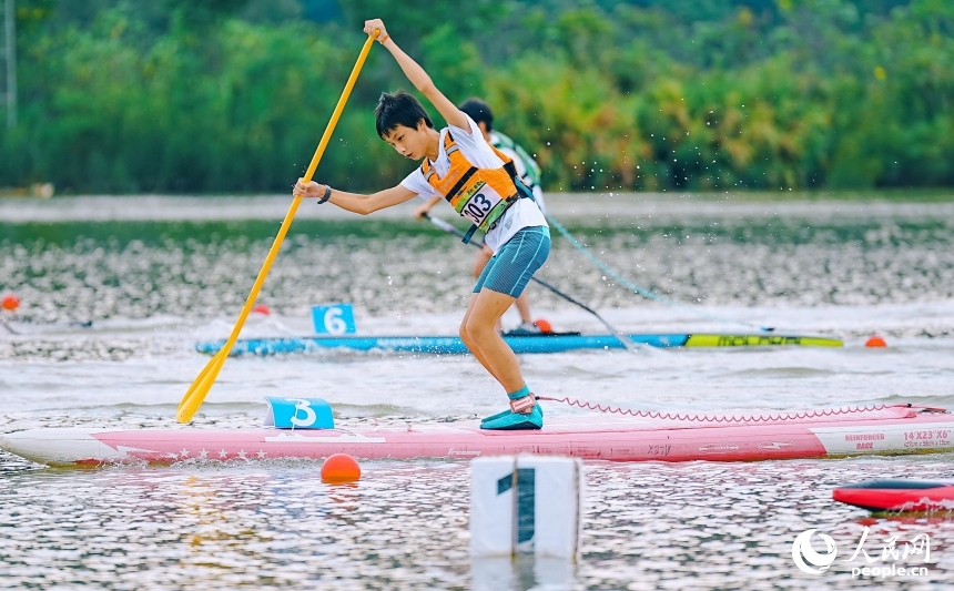 200余名槳板運動愛好者齊聚“贛州小漓江”景區踏浪競技。人民網記者 朱海鵬攝