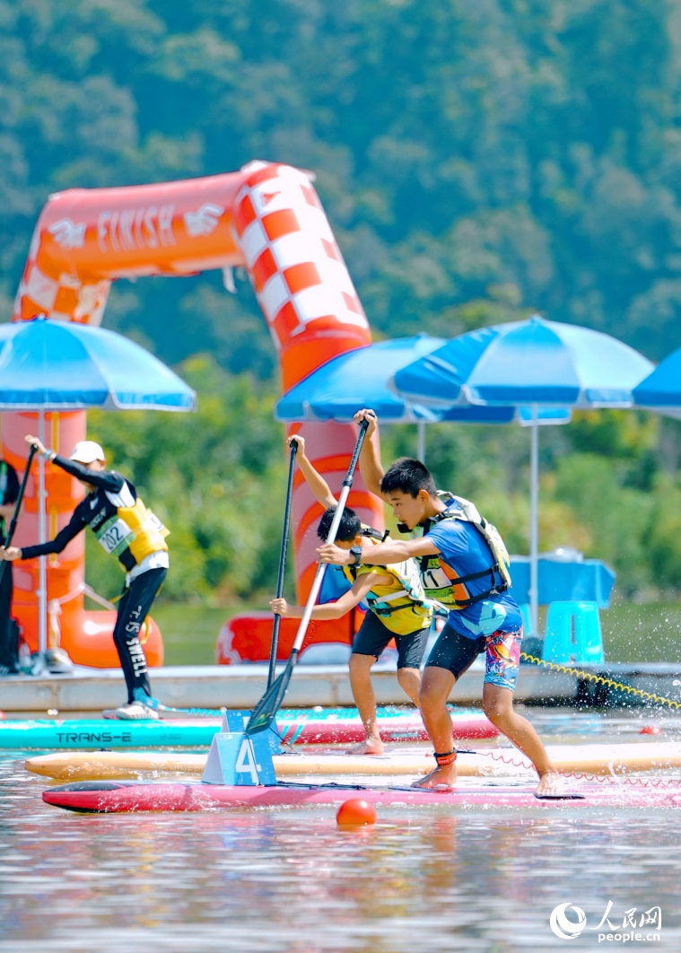 200余名槳板運動愛好者齊聚“贛州小漓江”景區踏浪競技。人民網記者 朱海鵬攝