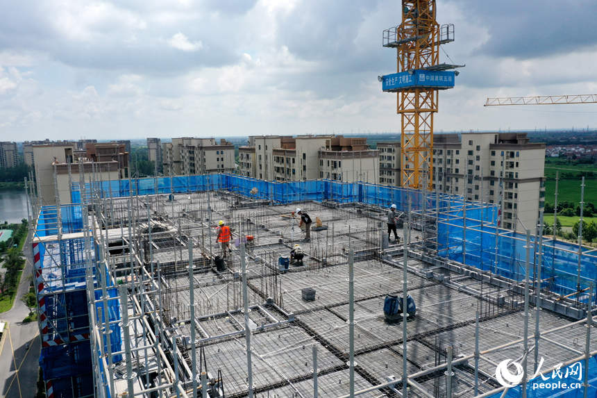 江西省南昌市高新區瑤湖花園七期安置房項目建設現場，工人們正在施工。人民網記者 時雨攝