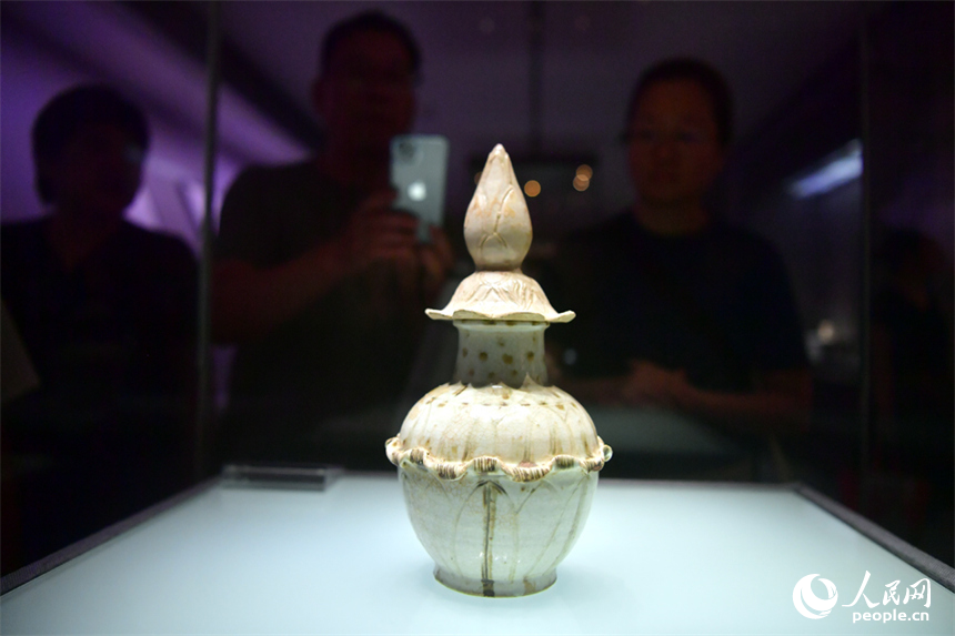 景德镇中国陶瓷博物馆内人头攒动，游客络绎不绝，在参观中感受千年窑火的独特魅力。人民网记者 时雨摄