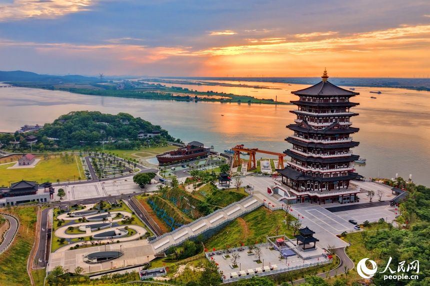 九江市湖口县石钟山景区长江沿岸，水清树绿，景美如画。人民网记者 朱海鹏摄