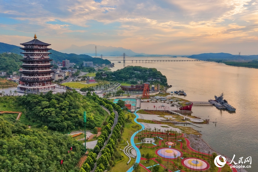 九江市湖口县石钟山景区长江沿岸，水清树绿，景美如画。人民网记者 朱海鹏摄