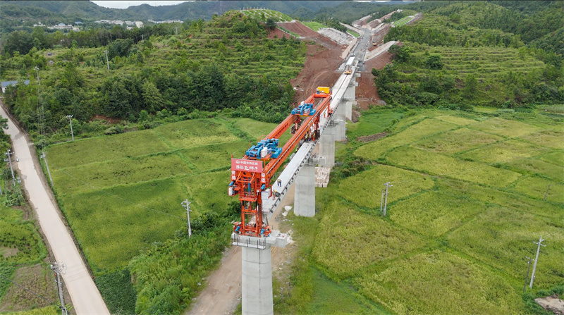 瑞梅铁路（江西段）工人正在架梁施工。李洪摄