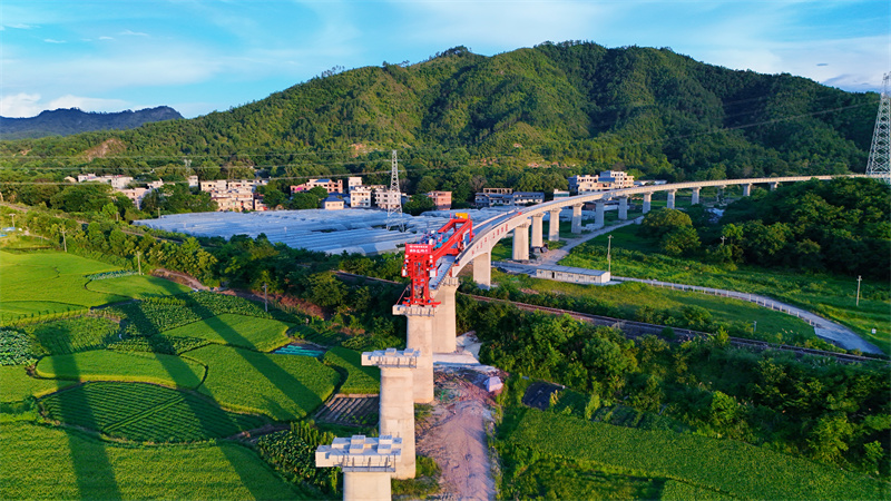 瑞梅铁路（江西段）邻近营业线架梁施工。李洪摄
