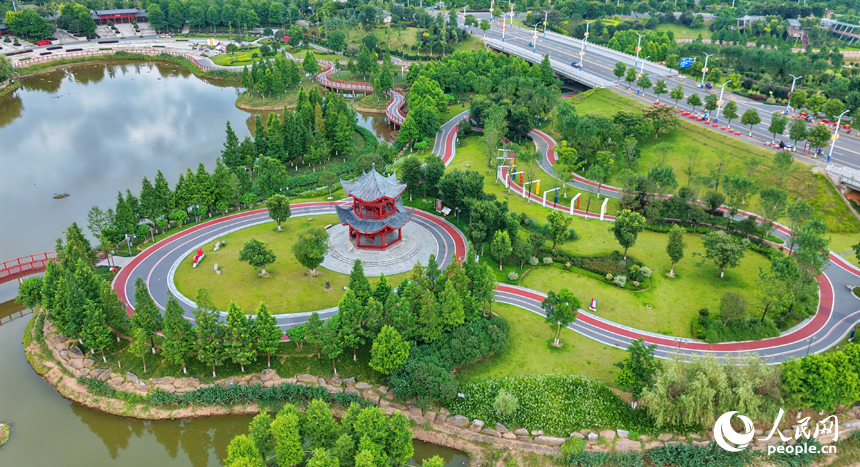 瑞金市象湖街道的一處“口袋公園”，樹木蔥郁、綠道蜿蜒，成為市民健身游玩的好去處。人民網記者 朱海鵬攝