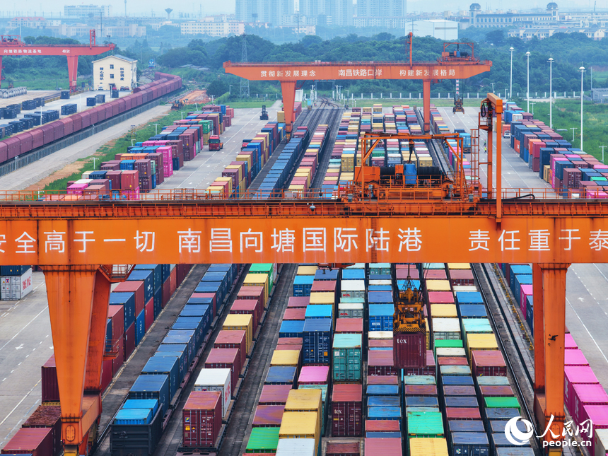 近日，南昌國際陸港貨場，集裝箱運輸車裝卸繁忙。人民網記者 毛思遠攝