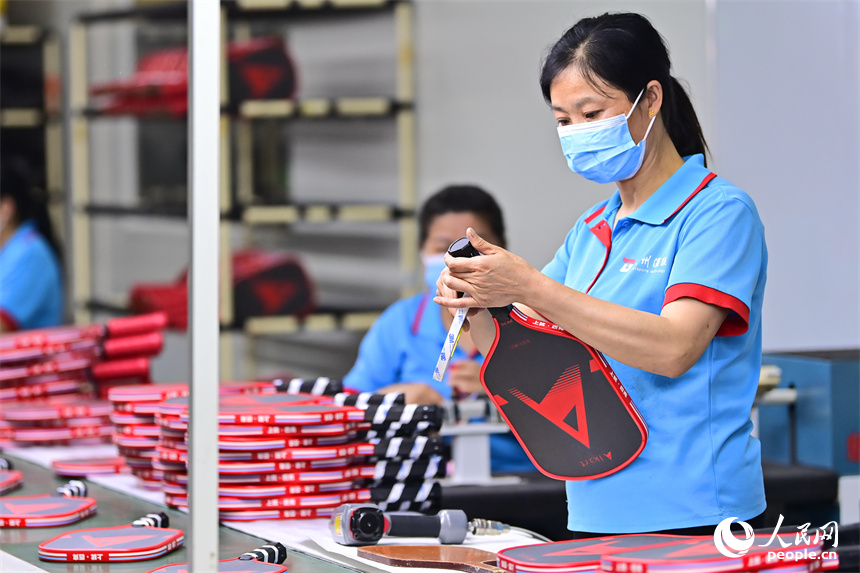 赣州市上犹县上犹工业园的一家科技有限公司生产车间内，工人正在生产玻纤材质的匹克球拍。人民网记者 朱海鹏摄