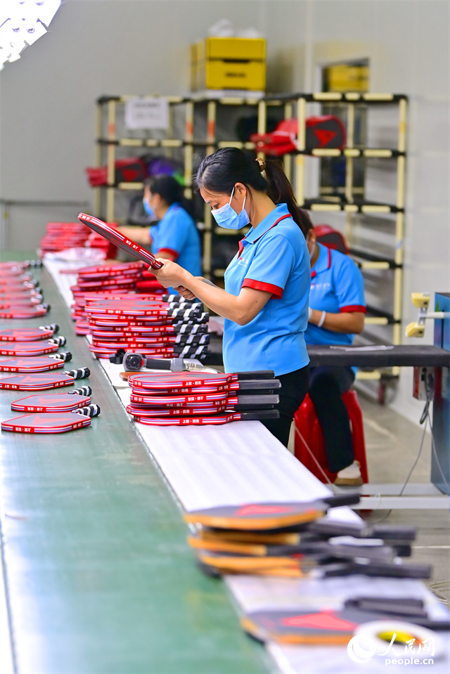 赣州市上犹县上犹工业园的一家科技有限公司生产车间内，工人正在生产玻纤材质的匹克球拍。人民网记者 朱海鹏摄