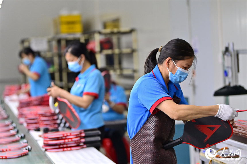 赣州市上犹县上犹工业园的一家科技有限公司生产车间内，工人正在生产玻纤材质的匹克球拍。人民网记者 朱海鹏摄
