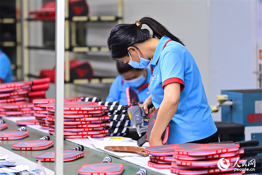 赣州市上犹县上犹工业园的一家科技有限公司生产车间内，工人正在生产玻纤材质的匹克球拍。人民网记者 朱海鹏摄