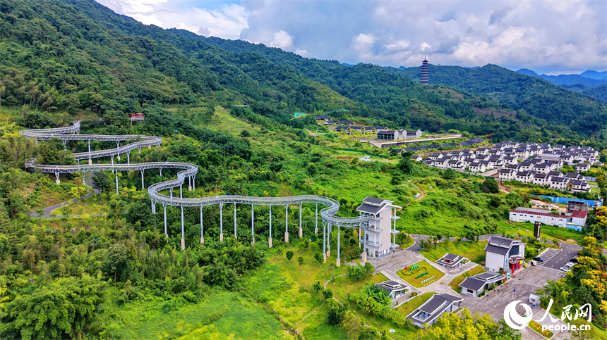 赣州市崇义县的城市森林空间，绿道蜿蜒、树木葱郁，露营营地、儿童主题乐园、体育健身设施齐全，为市民和游客提供了运动休闲的好去处。人民网记者 朱海鹏摄