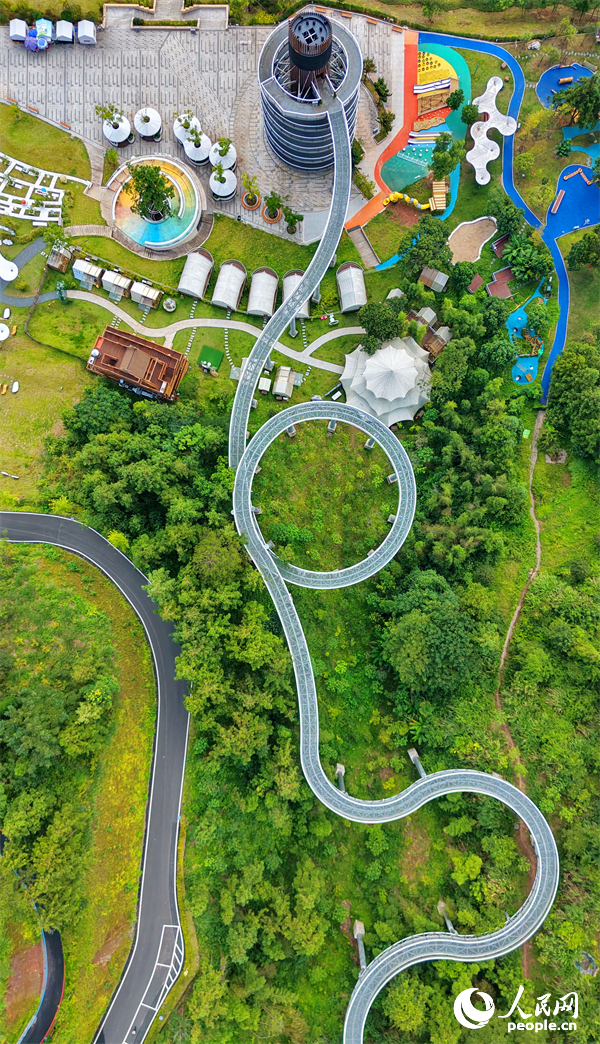 赣州市崇义县的城市森林空间，绿道蜿蜒、树木葱郁，露营营地、儿童主题乐园、体育健身设施齐全，为市民和游客提供了运动休闲的好去处。人民网记者 朱海鹏摄