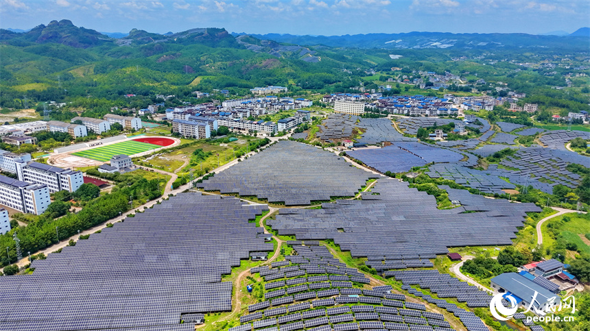 赣州市会昌县周田镇的一处光伏发电站，连片的光伏发电板在阳光的照耀下熠熠生辉。人民网记者 朱海鹏摄