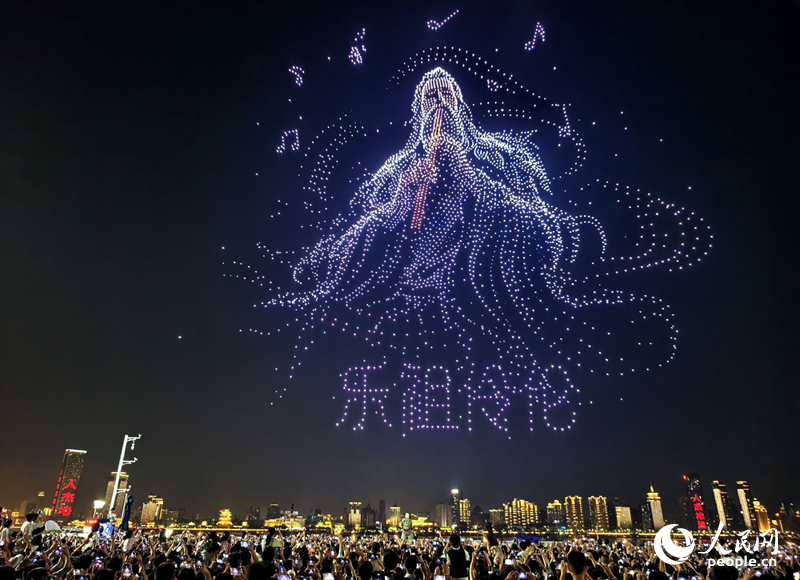 12日晚，约五千架无人机在南昌赣江上空进行无人机典型应用场景示范表演，市民游客现场感受视听盛宴。人民网记者 时雨摄
