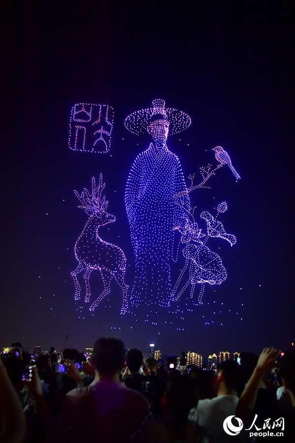 12日晚，约五千架无人机在南昌赣江上空进行无人机典型应用场景示范表演，市民游客现场感受视听盛宴。人民网记者 时雨摄