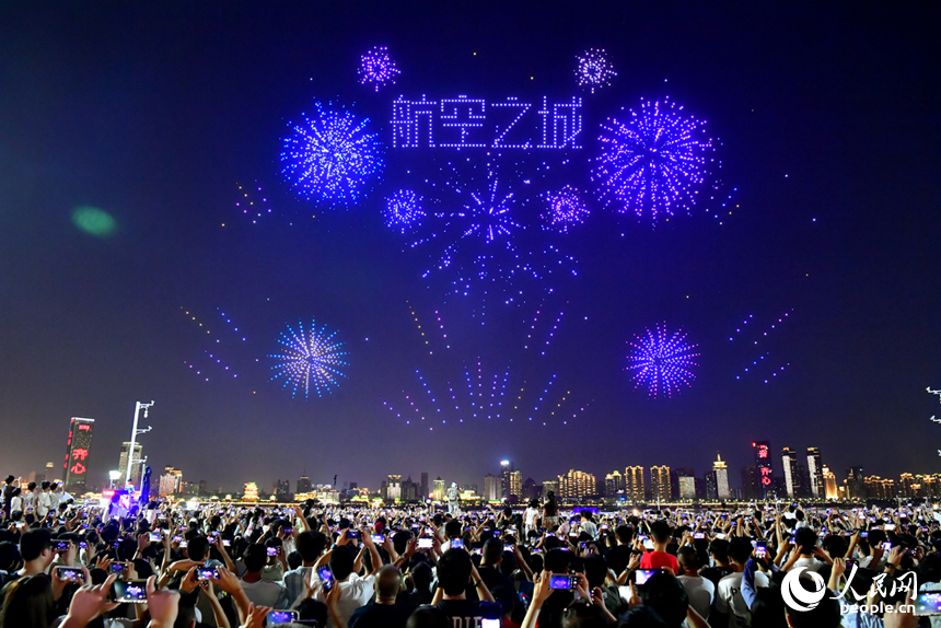 12日晚，约五千架无人机在南昌赣江上空进行无人机典型应用场景示范表演，市民游客现场感受视听盛宴。人民网记者 时雨摄