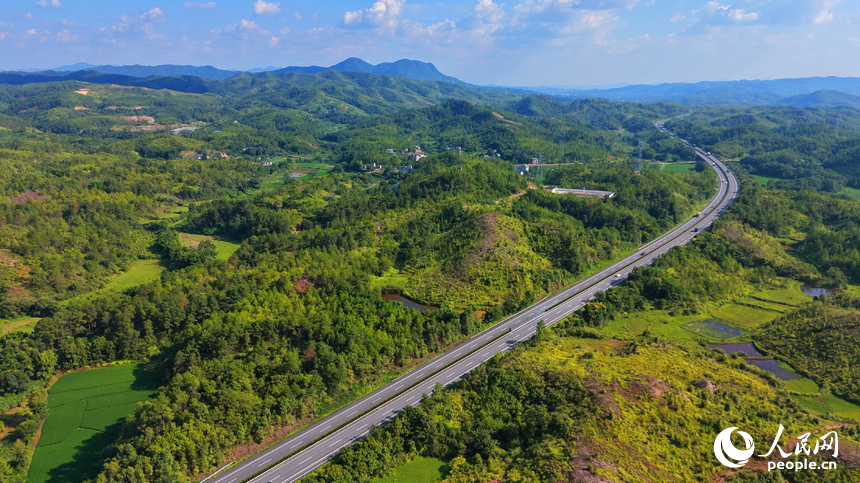 济广高速公路车辆疾驰而过，蜿蜒的公路与田园、农房相映成景。人民网记者 朱海鹏摄