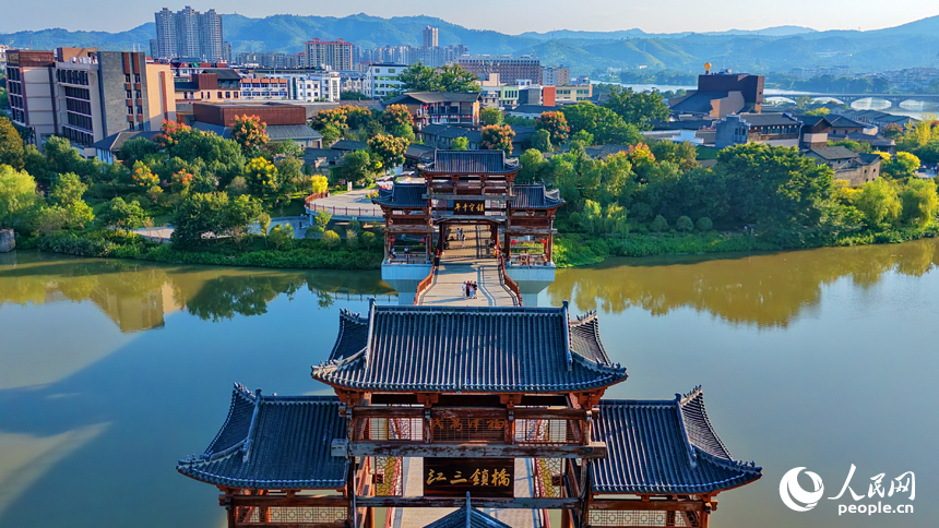 贛州市會昌戲劇小鎮，秋日裡的老街舊巷與蜿蜒河流、古朴小橋、蔥郁樹木相映成景。人民網記者 朱海鵬攝