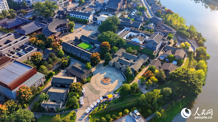 赣州市会昌戏剧小镇，秋日里的老街旧巷与蜿蜒河流、古朴小桥、葱郁树木相映成景。人民网记者 朱海鹏摄