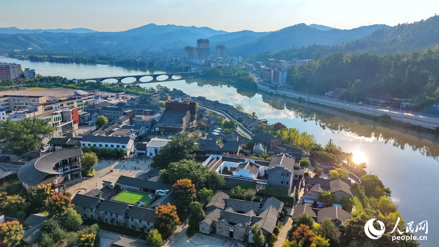 赣州市会昌戏剧小镇，秋日里的老街旧巷与蜿蜒河流、古朴小桥、葱郁树木相映成景。人民网记者 朱海鹏摄