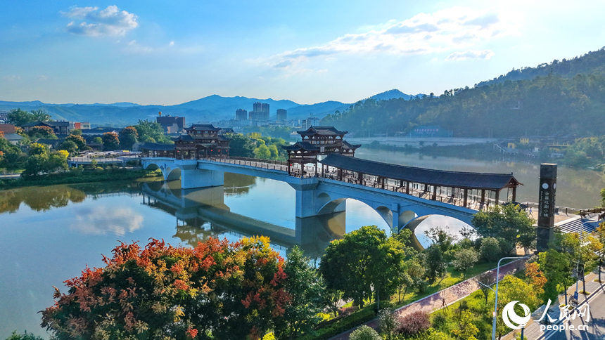 赣州市会昌戏剧小镇，秋日里的老街旧巷与蜿蜒河流、古朴小桥、葱郁树木相映成景。人民网记者 朱海鹏摄