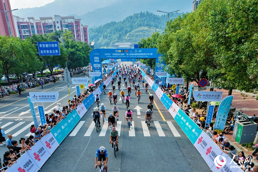 自行車運動愛好者在騎行中盡覽山水秋色，體驗騎行運動的樂趣。人民網記者 朱海鵬攝