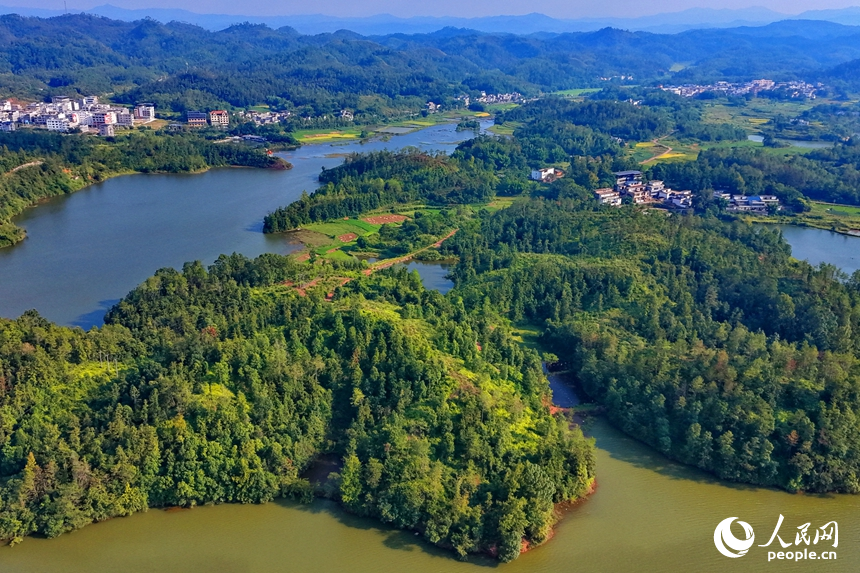 贛州市信豐縣中壩村，青山綿延、農房錯落，共同勾勒出一幅水清岸綠的和美鄉村畫卷。人民網記者 朱海鵬攝