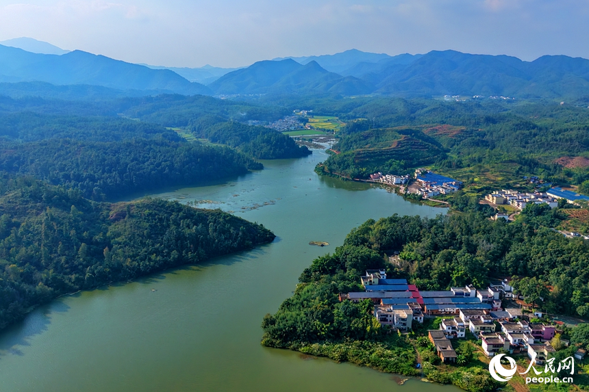 贛州市信豐縣中壩村，青山綿延、農房錯落，共同勾勒出一幅水清岸綠的和美鄉村畫卷。人民網記者 朱海鵬攝