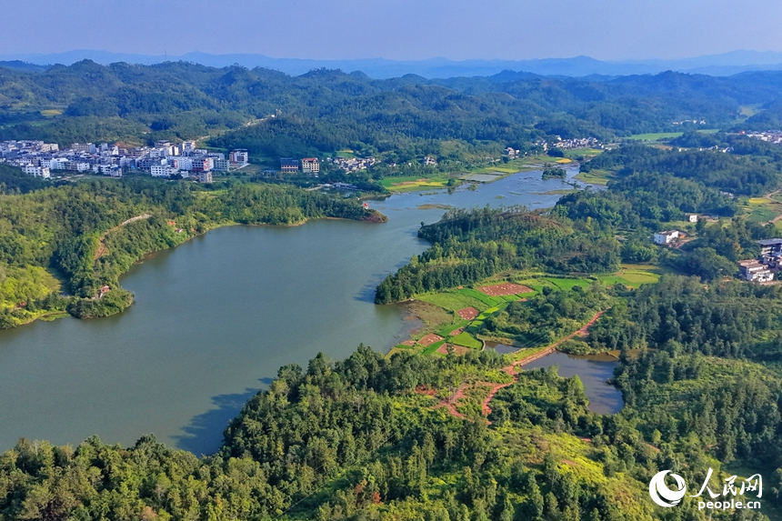 贛州市信豐縣中壩村，青山綿延、農房錯落，共同勾勒出一幅水清岸綠的和美鄉村畫卷。人民網記者 朱海鵬攝