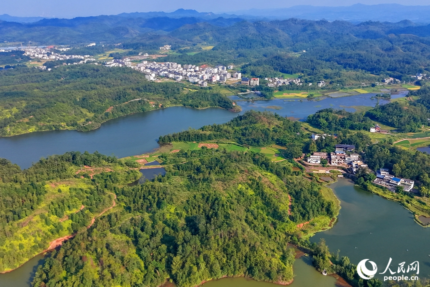 贛州市信豐縣中壩村，青山綿延、農房錯落，共同勾勒出一幅水清岸綠的和美鄉村畫卷。人民網記者 朱海鵬攝