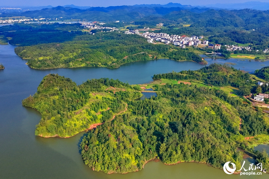 贛州市信豐縣中壩村，青山綿延、農房錯落，共同勾勒出一幅水清岸綠的和美鄉村畫卷。人民網記者 朱海鵬攝